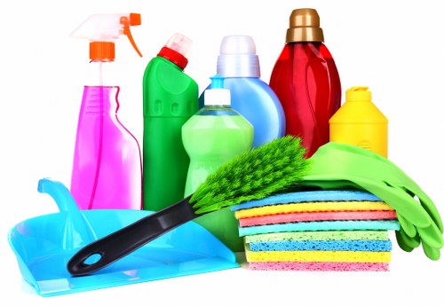 Professional carpet cleaner working in a Richmond upon Thames home